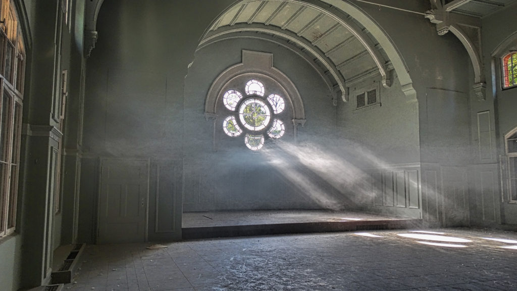 Heilsätten Beelitz; Runde Fenster mit Lichtstrahlen