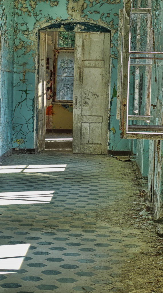 Tür in den Heilstätten Beelitz