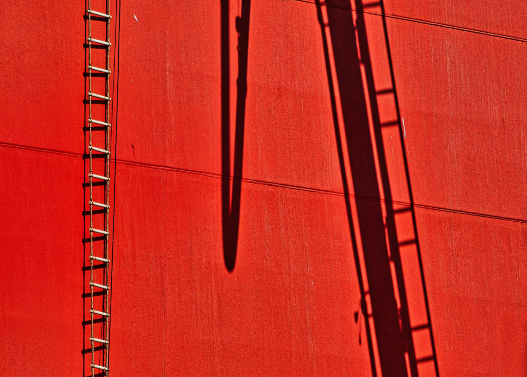 Schatten auf rotem Schiffrumpf
