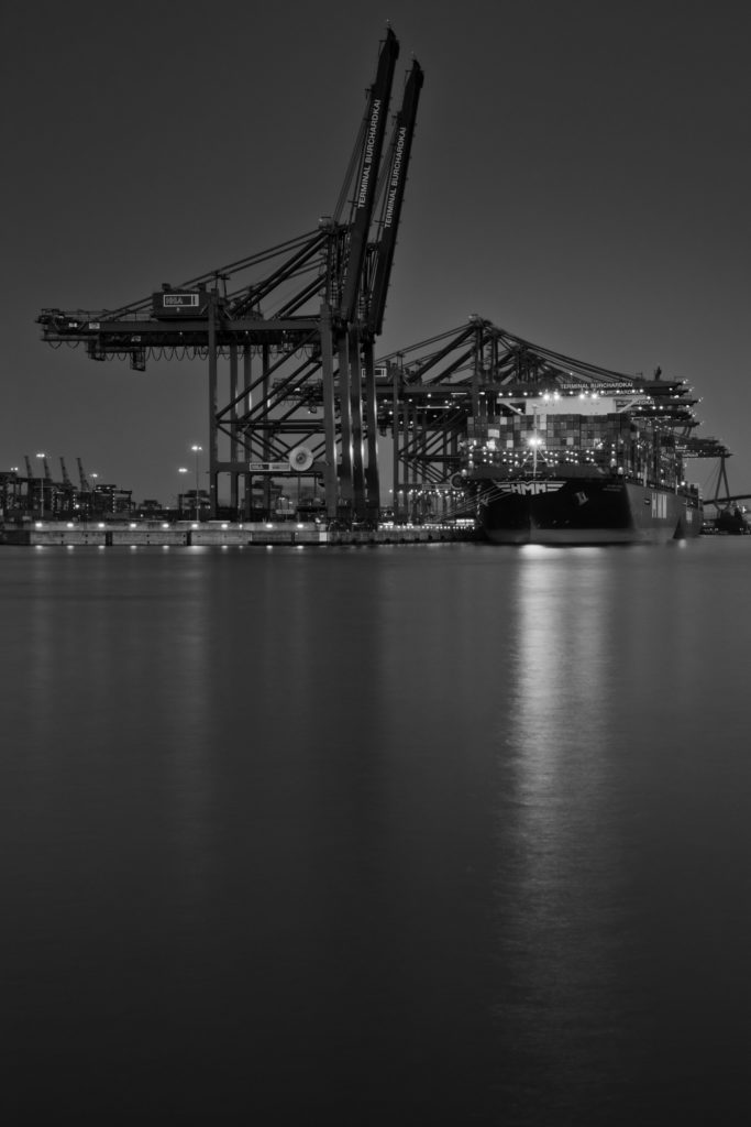 Burchardterminal Hamburg; Containerschiff "HMM Southamton", mit seinen Schwestern das zur Zeit - mit ca. 24000 TEU - größte Containerschiff der Welt.; Jungfernfahrt
