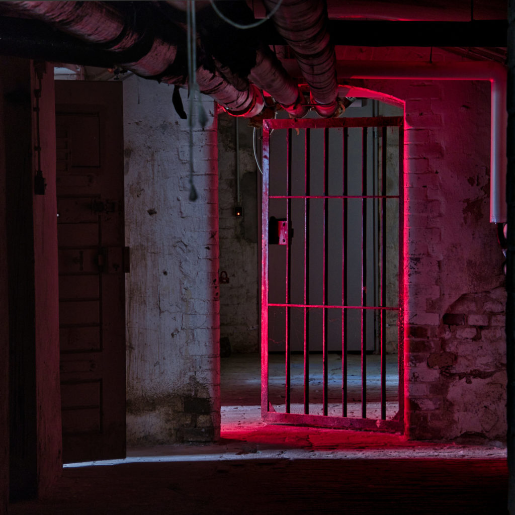 Gefängnis Berlin-Köpenick: Lost Place rote beleuchtete Gittertür