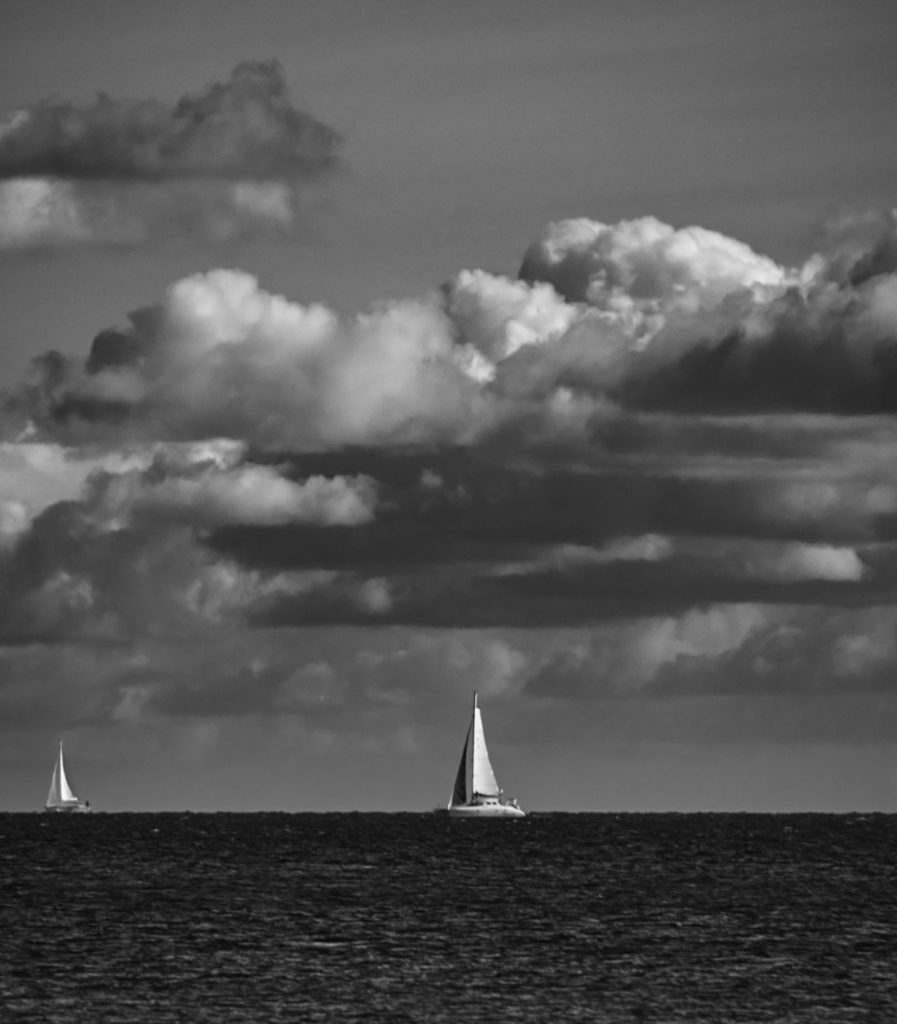 Segelschiff auf der Ostsee vor dramatischen Wolken