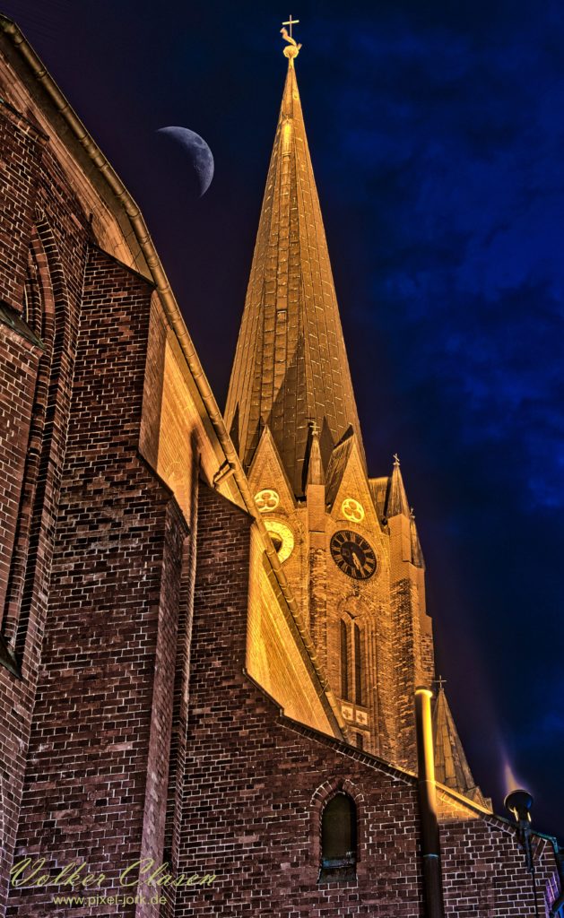 Buxtehude Kirche mit Mond