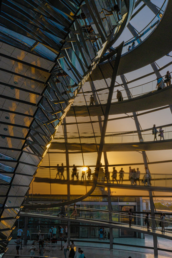 Spiegel-Trichter in der Reichstag-Kuppel mit Gegenlicht