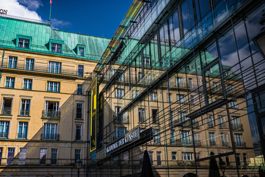 Spiegelung des Hotels "Adlon" in der Glasfassade der Akademie der Künste