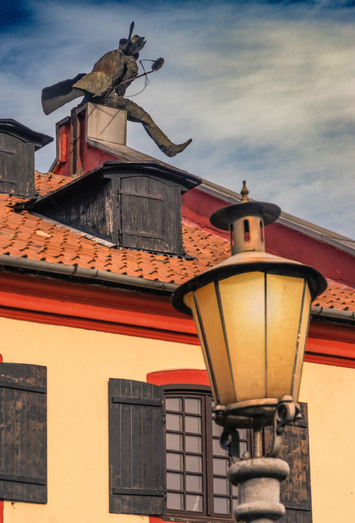 Klaipeda Skulptur eines Schornsteinfegers auf einem Dachfirst