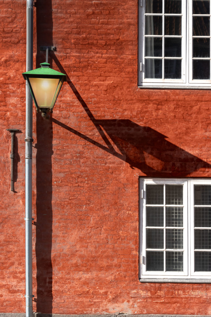 Kopenhagen Kastellet Hausfassade mit Lampe und Schatten.