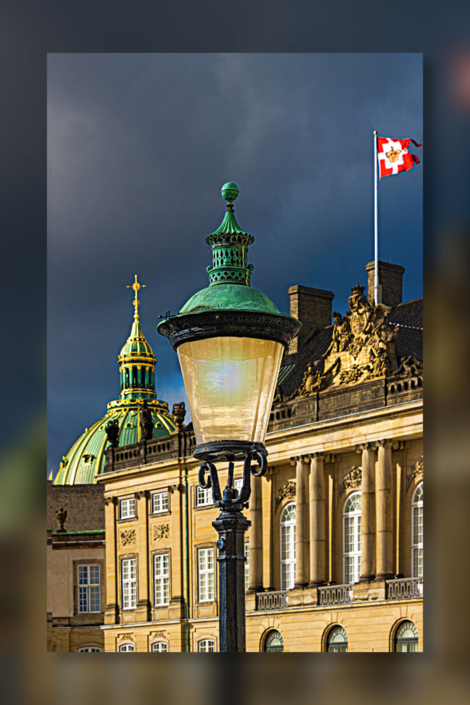 Schloss Amalienborg mit Lampe im Vordergrund