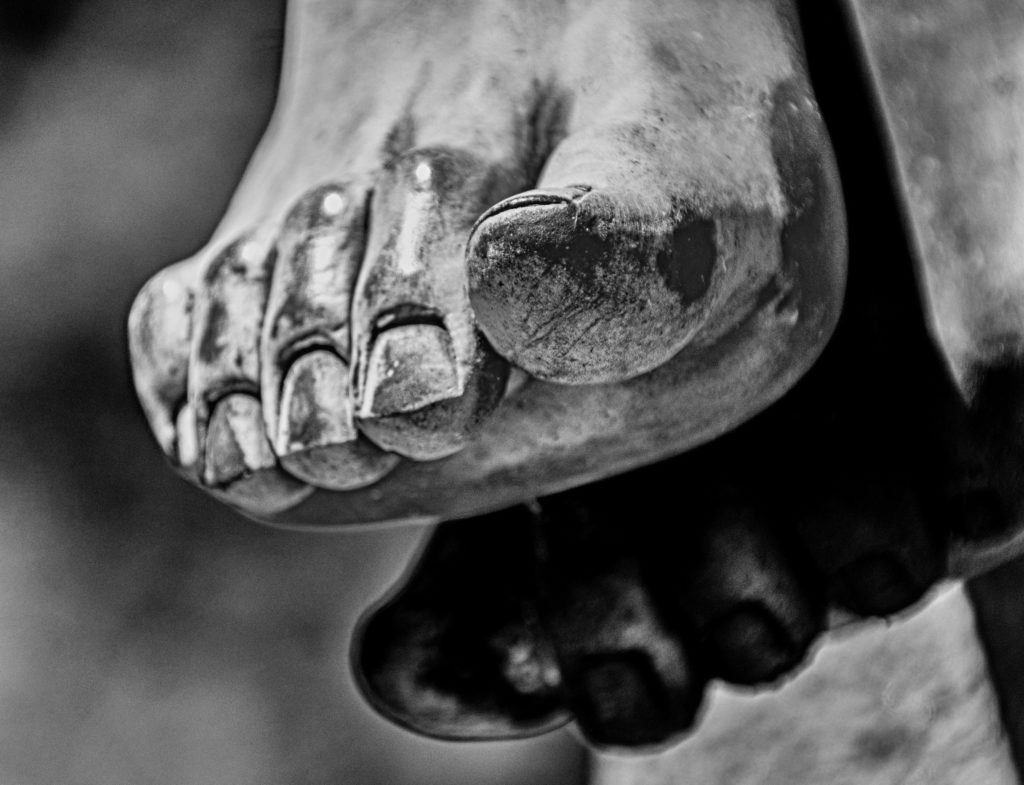 Fuß einer Jesus Statue auf dem Ohlsdorfer Friedhof