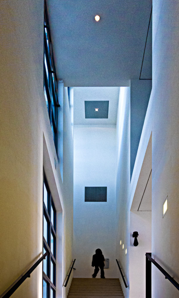 Treppenhaus in der Hamburger Kunsthalle Galerie der Gegenwart