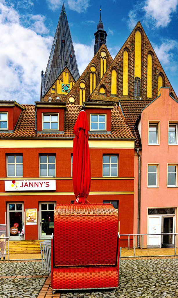 Symphonie in rot auf dem Marktplatz in Barth mit St. Marien im Hintergrund