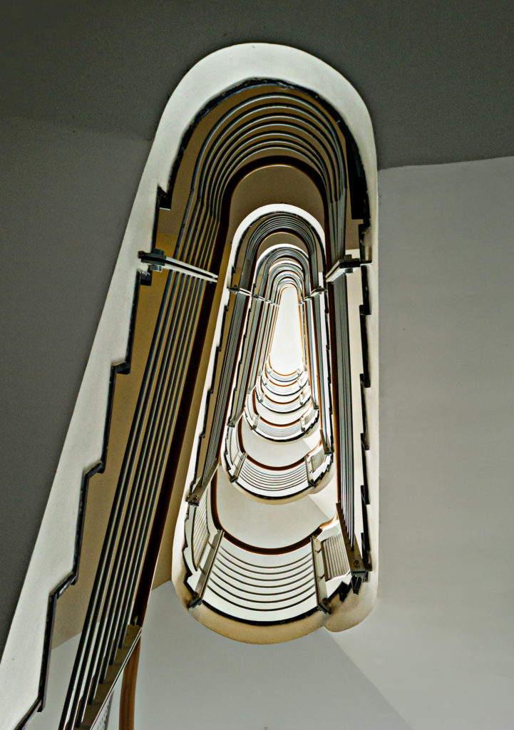 Treppenhaus von unten; hier Gebäude der Generalzolldirektion in Hamburg