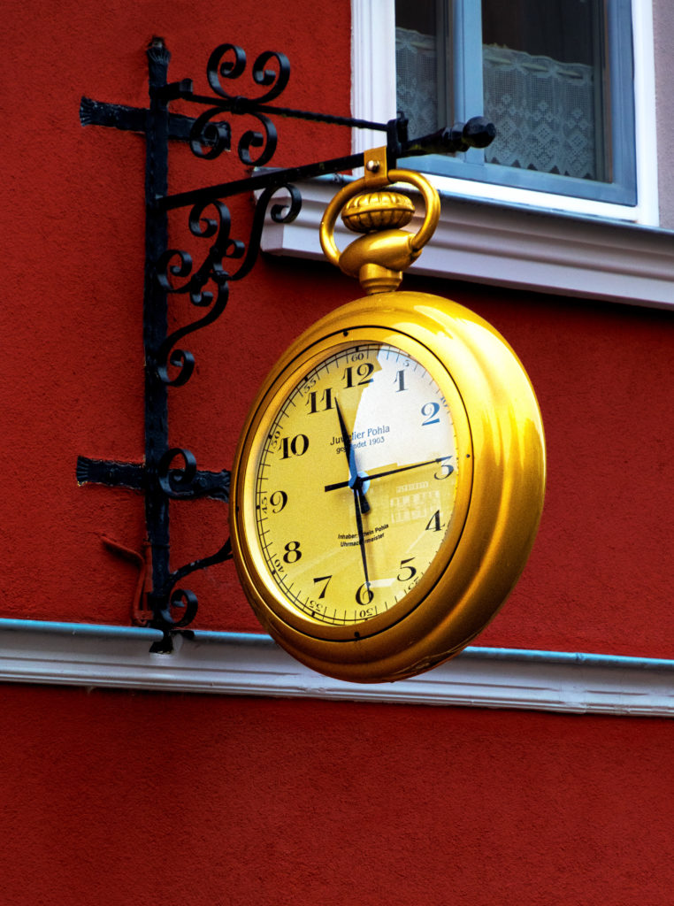 Uhr an der Häuserwand eines Juweliers in Barth