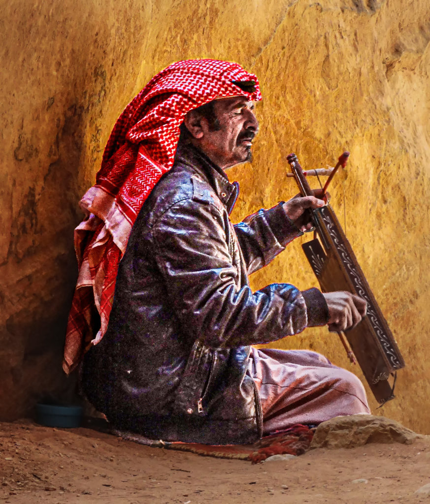 Strassenmusikant in der Wüstenstadt Petra