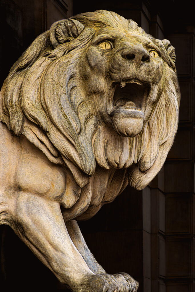 Löwe links vom Eingang zum Neuen Rathaus Hannover