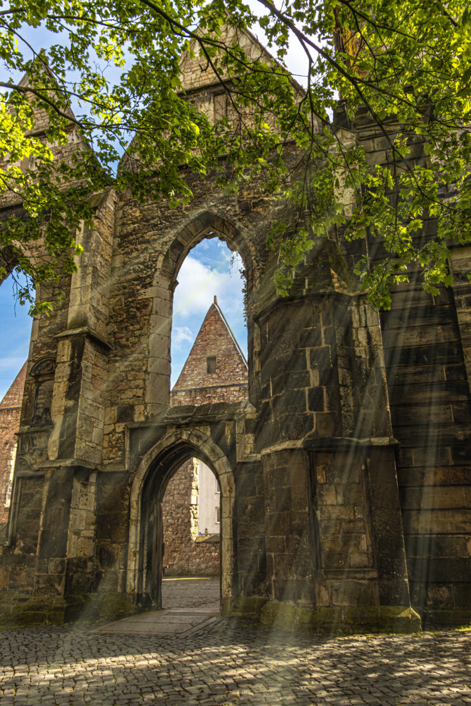 Ruine der Aegedienen Kirche Hannover; Zinne im Fenster mit Sonnenstrahlen