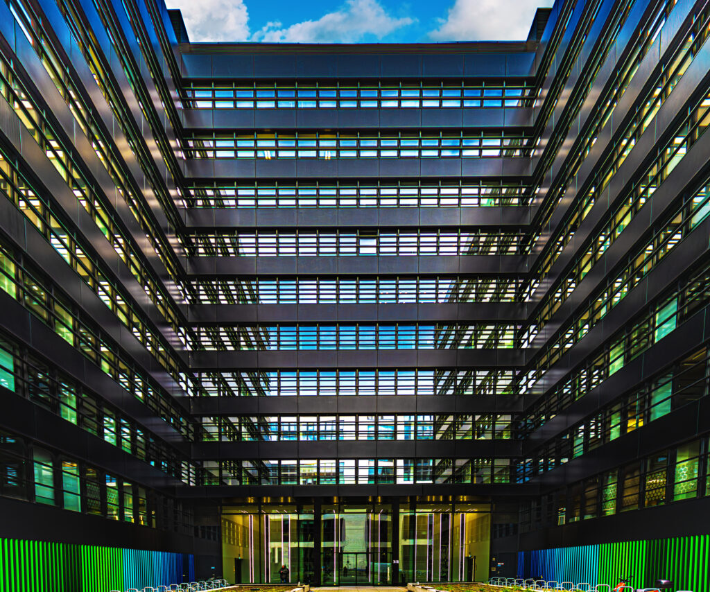 schwarzes Bürogebäude in der City Süd / Hamburg