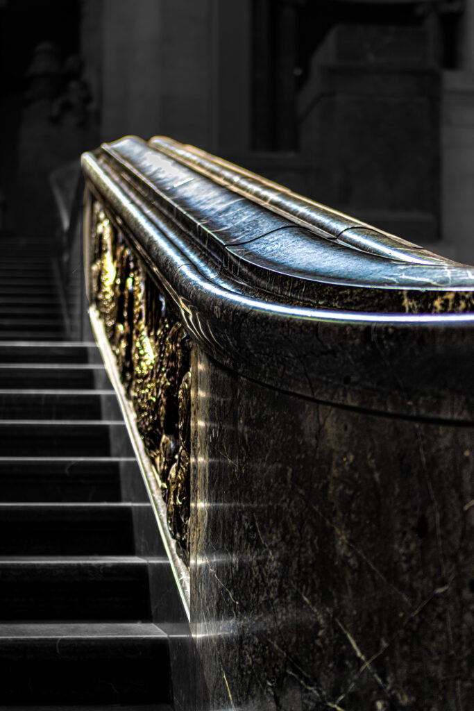 Treppengeländer der Haupttreppe im Inneren des Neuen Rathauses aus polierten dunklem Hartsandstein