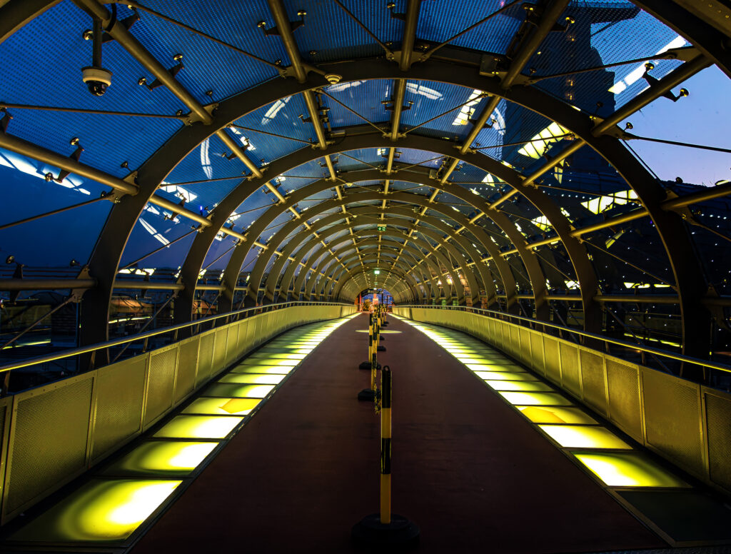 Glasröhrenbrücke zum Klimahaus Bremerhaven