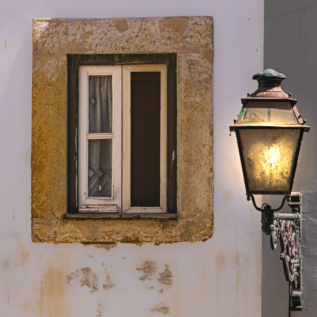 Fenster mit Laterne in der Altstadt von Lissabon