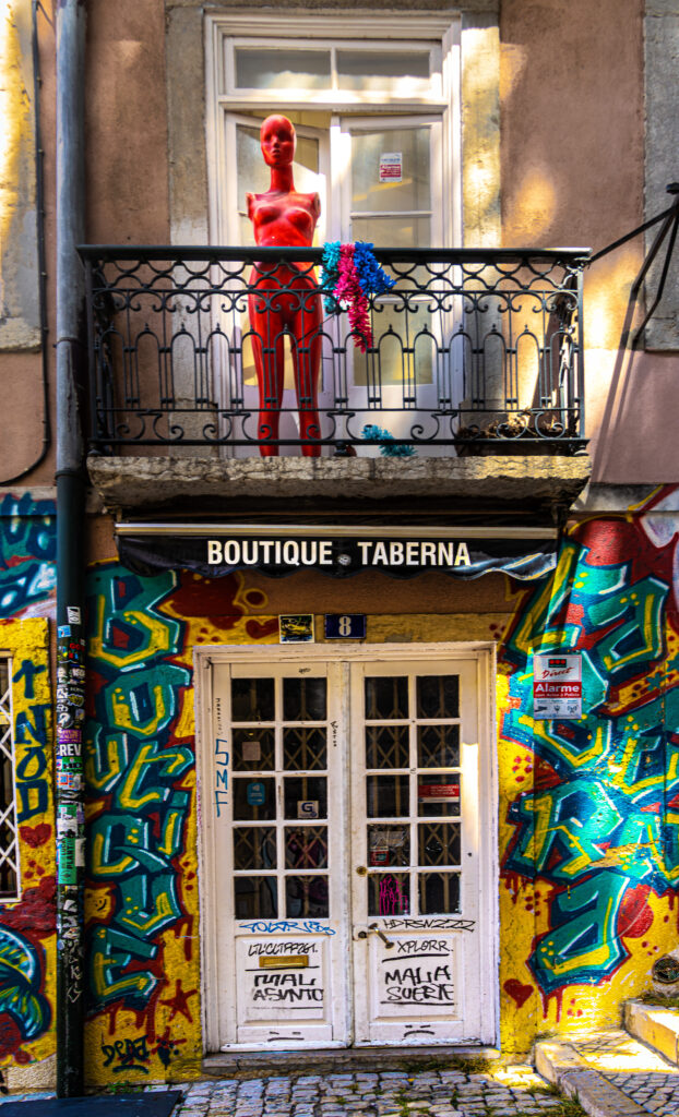 armlose rote Nackte auf Balkon; Lissabon "Boutique Taberna"
