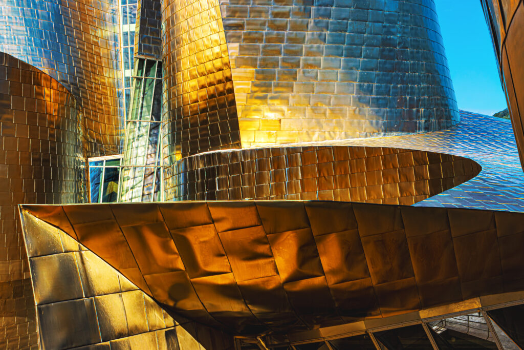 Guggenheim Museum Bilbao; alles glitzert und blinkt und jede Perspektive sieht anders aus