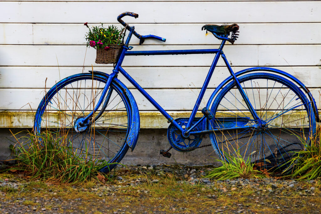 Altes ehemals neonblaues Fahrrad