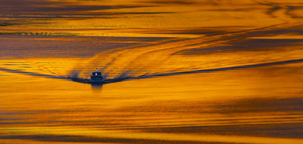 Boot im Sonnenaufgang
