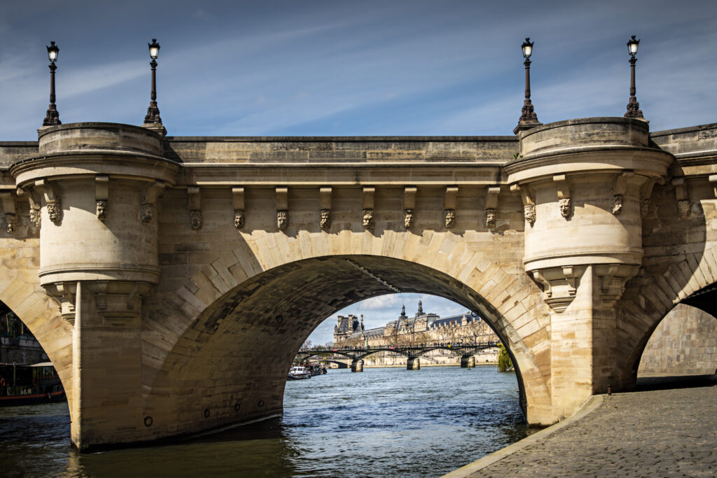 Paris: Blick auf Pont Neuf, Pont des Arts und Louvre
