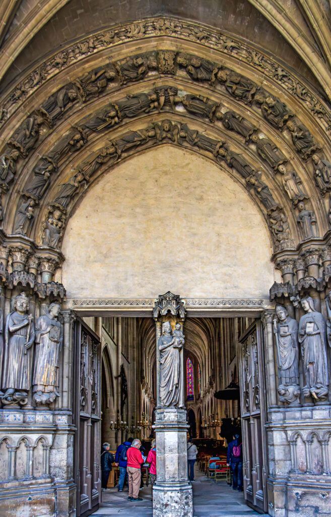 Paris: Eingangstür der Pfarrkirche Saint Germain l'Auxerrois