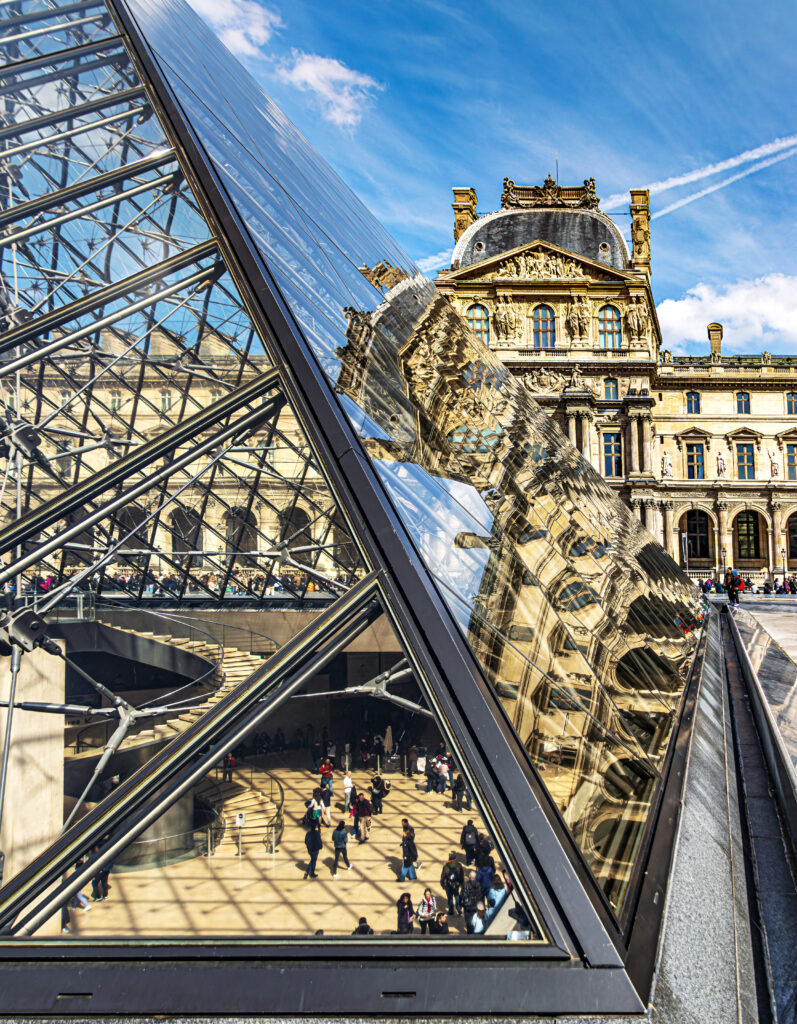 Paris: Reflexion des Louve in der großen Glaspyramide