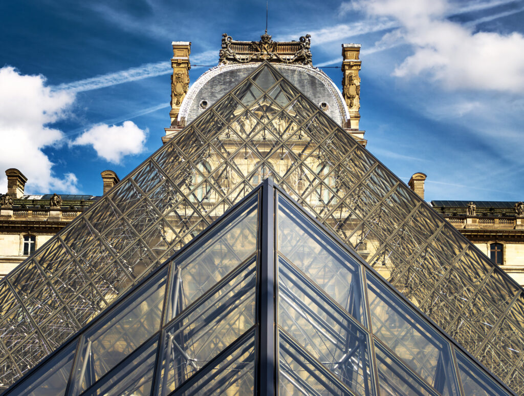 Paris: Louvre mit grosser und kleiner Glaspyramide